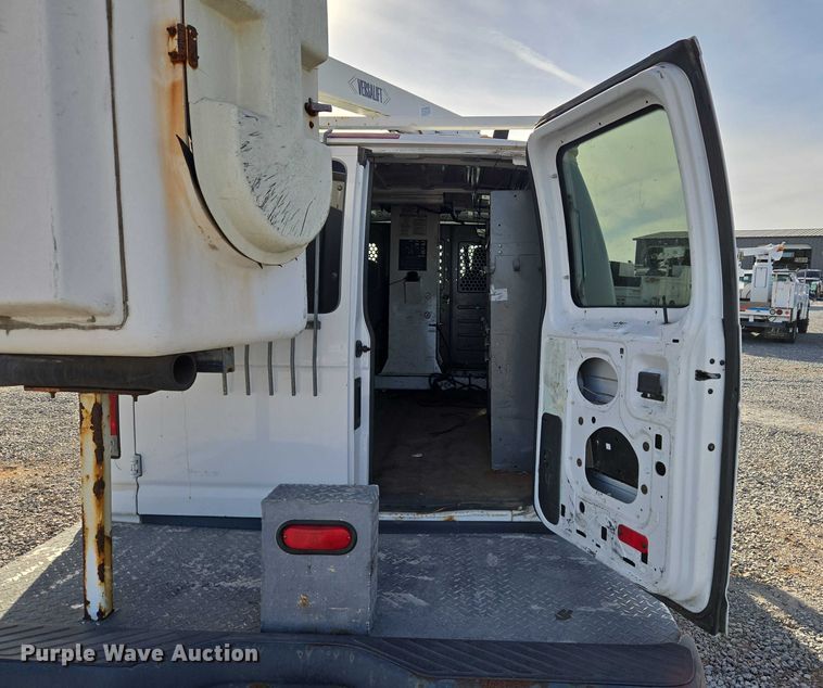 image for item ET5262 2011 Ford E350 Super Duty van with bucket lift
