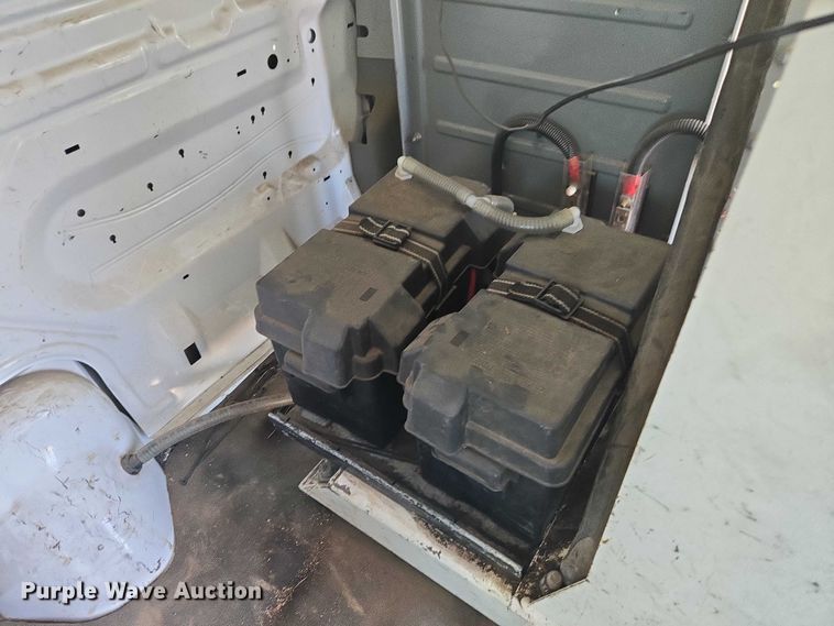 image for item ET5262 2011 Ford E350 Super Duty van with bucket lift