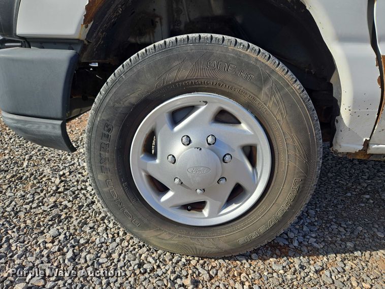 image for item ET5262 2011 Ford E350 Super Duty van with bucket lift