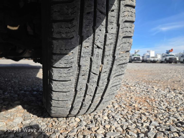 image for item ET5262 2011 Ford E350 Super Duty van with bucket lift