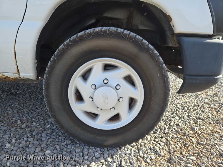 image for item ET5262 2011 Ford E350 Super Duty van with bucket lift