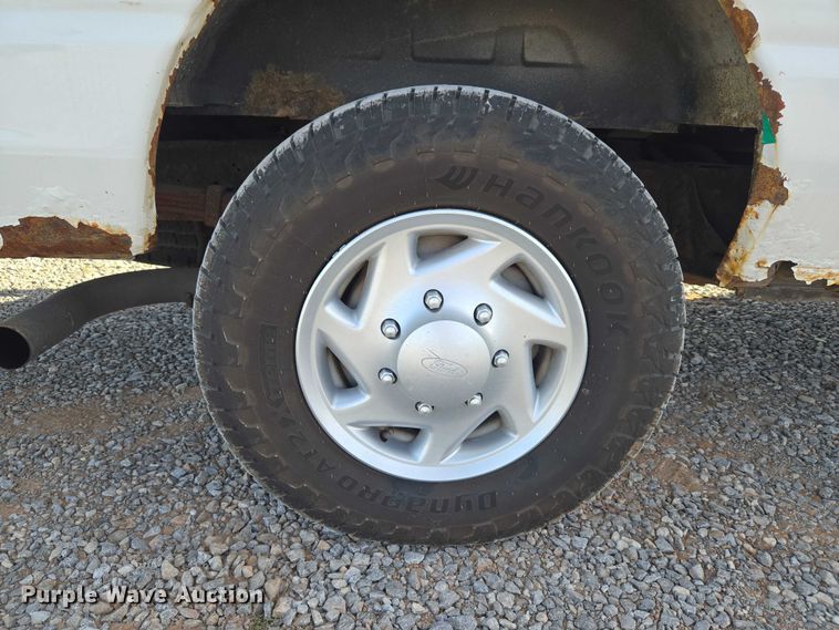 image for item ET5262 2011 Ford E350 Super Duty van with bucket lift