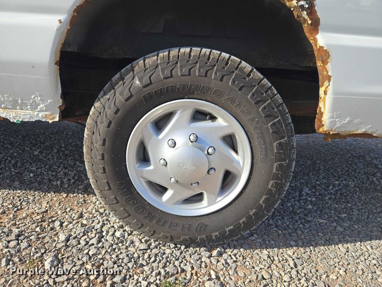 image for item ET5262 2011 Ford E350 Super Duty van with bucket lift