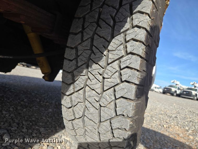 image for item ET5262 2011 Ford E350 Super Duty van with bucket lift