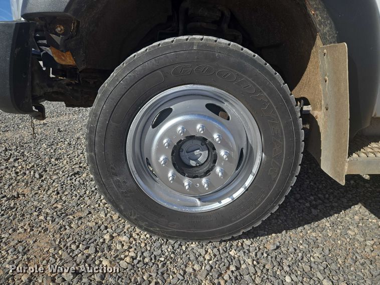 image for item ET5263 2012 Ford F550 Super Duty Crew Cab utility / service truck