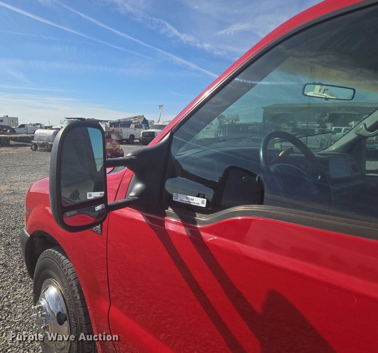 image for item ET5268 1999 Ford F350 Super Duty utility bed pickup truck