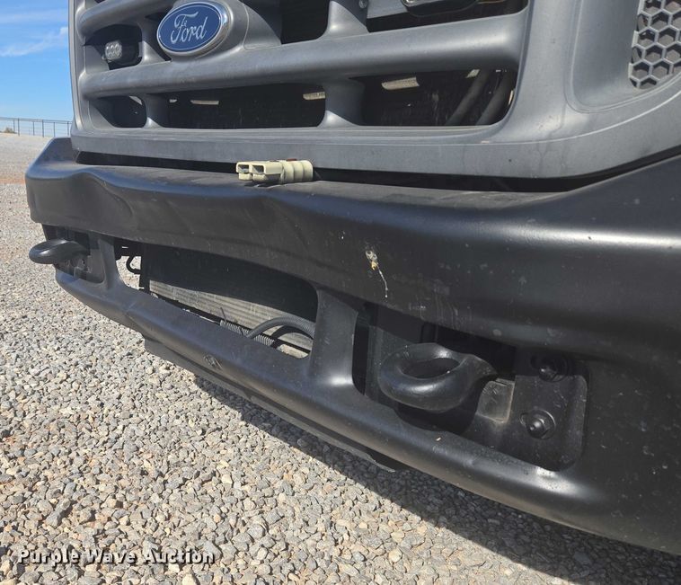 image for item ET5268 1999 Ford F350 Super Duty utility bed pickup truck