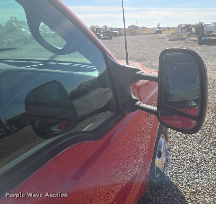 image for item ET5268 1999 Ford F350 Super Duty utility bed pickup truck