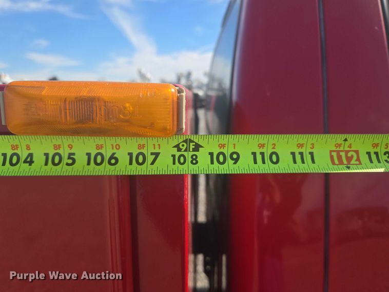 image for item ET5268 1999 Ford F350 Super Duty utility bed pickup truck