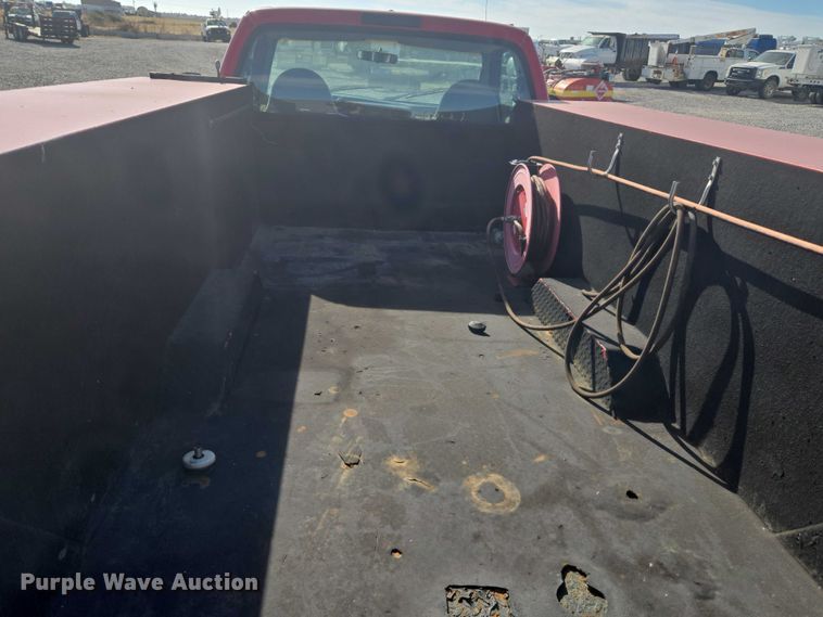 image for item ET5268 1999 Ford F350 Super Duty utility bed pickup truck