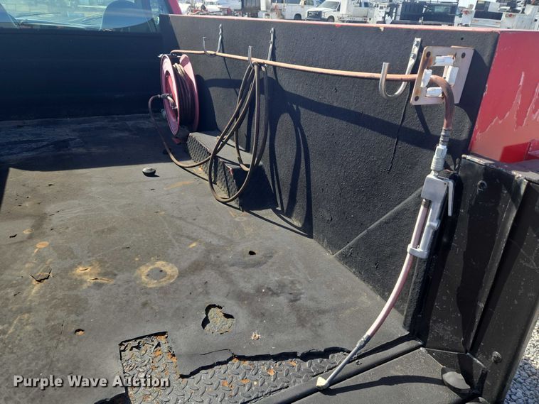 image for item ET5268 1999 Ford F350 Super Duty utility bed pickup truck