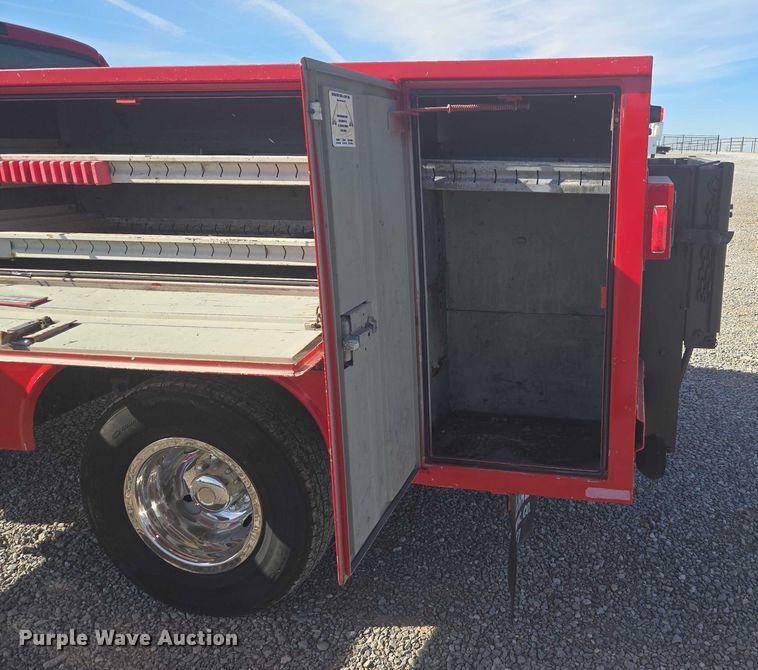 image for item ET5268 1999 Ford F350 Super Duty utility bed pickup truck