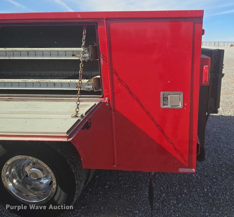 image for item ET5268 1999 Ford F350 Super Duty utility bed pickup truck