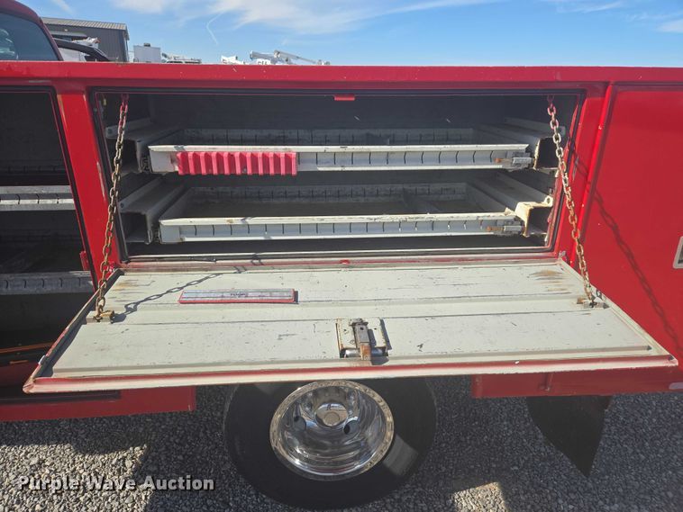 image for item ET5268 1999 Ford F350 Super Duty utility bed pickup truck