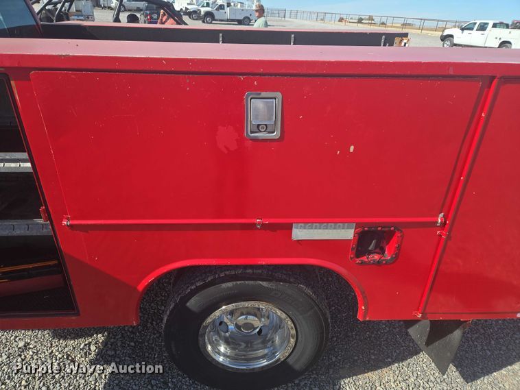 image for item ET5268 1999 Ford F350 Super Duty utility bed pickup truck