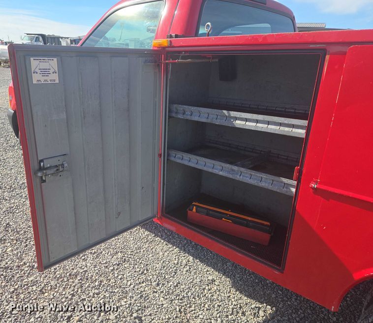 image for item ET5268 1999 Ford F350 Super Duty utility bed pickup truck