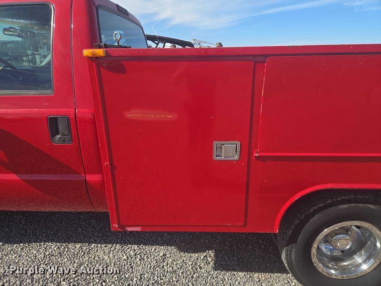 image for item ET5268 1999 Ford F350 Super Duty utility bed pickup truck