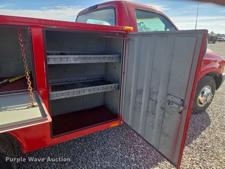 image for item ET5268 1999 Ford F350 Super Duty utility bed pickup truck