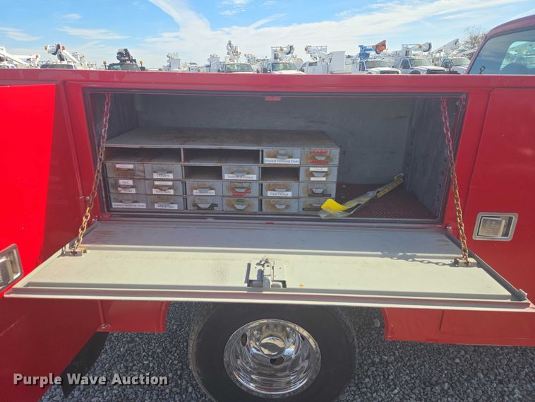 image for item ET5268 1999 Ford F350 Super Duty utility bed pickup truck