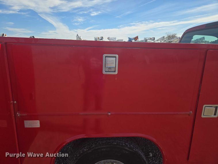 image for item ET5268 1999 Ford F350 Super Duty utility bed pickup truck