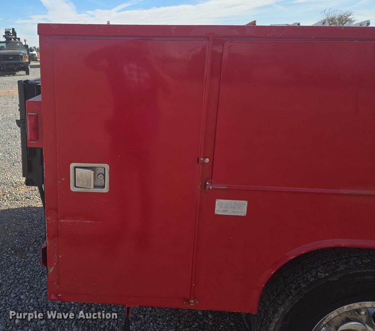 image for item ET5268 1999 Ford F350 Super Duty utility bed pickup truck