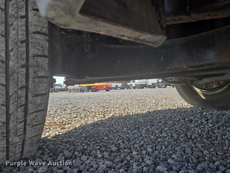 image for item ET5268 1999 Ford F350 Super Duty utility bed pickup truck