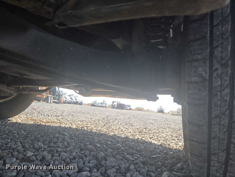 image for item ET5268 1999 Ford F350 Super Duty utility bed pickup truck