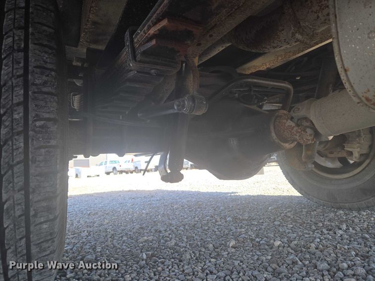 image for item ET5268 1999 Ford F350 Super Duty utility bed pickup truck