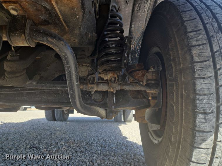 image for item ET5268 1999 Ford F350 Super Duty utility bed pickup truck