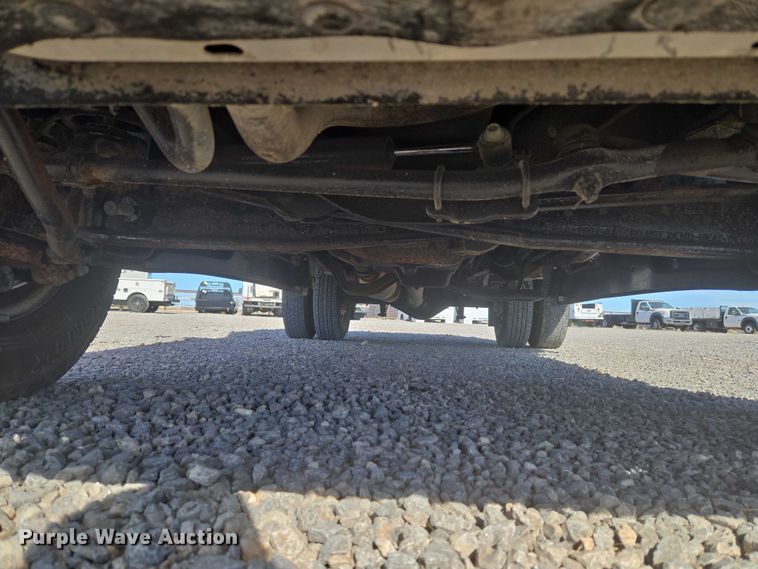 image for item ET5268 1999 Ford F350 Super Duty utility bed pickup truck