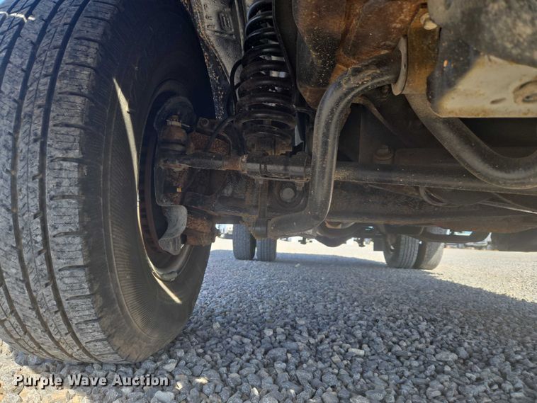 image for item ET5268 1999 Ford F350 Super Duty utility bed pickup truck