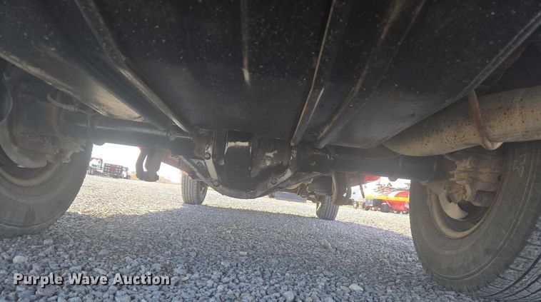 image for item ET5268 1999 Ford F350 Super Duty utility bed pickup truck