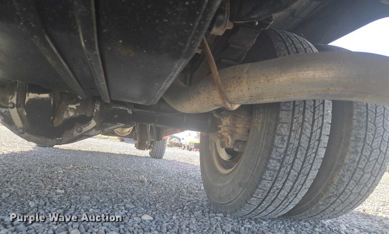 image for item ET5268 1999 Ford F350 Super Duty utility bed pickup truck