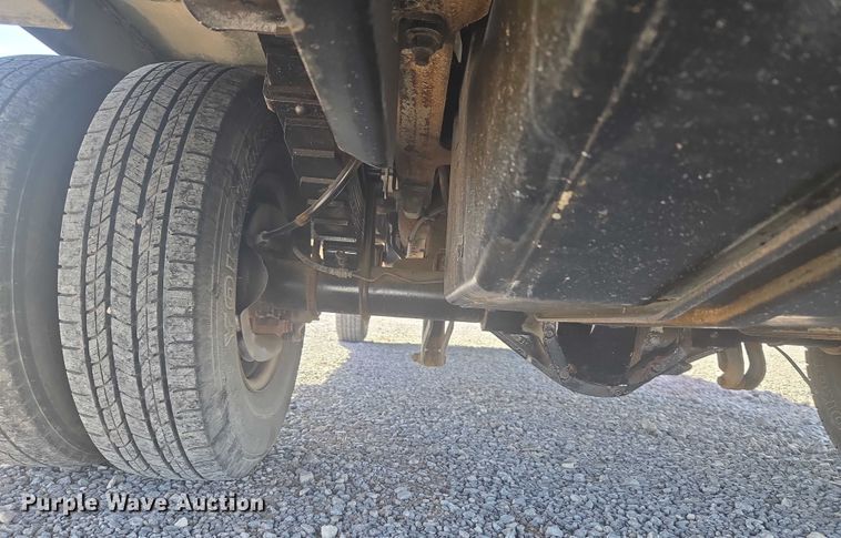 image for item ET5268 1999 Ford F350 Super Duty utility bed pickup truck