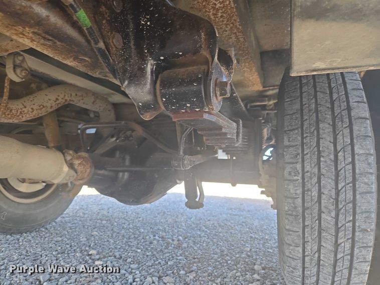 image for item ET5268 1999 Ford F350 Super Duty utility bed pickup truck