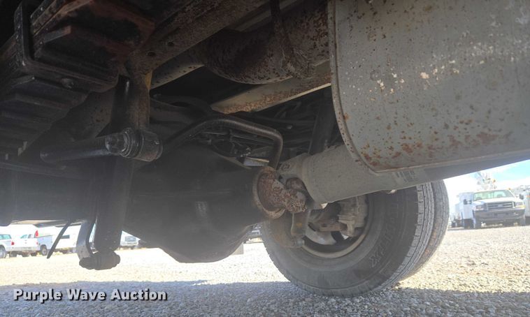 image for item ET5268 1999 Ford F350 Super Duty utility bed pickup truck