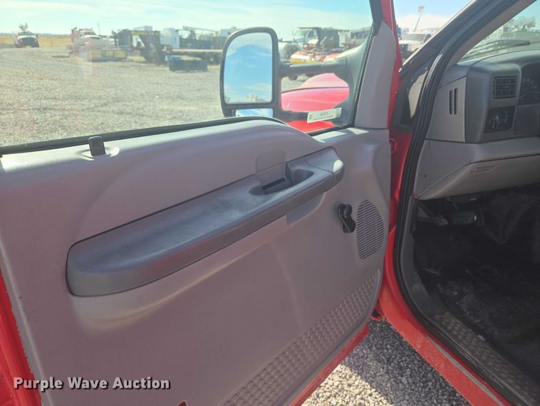 image for item ET5268 1999 Ford F350 Super Duty utility bed pickup truck