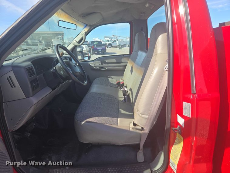 image for item ET5268 1999 Ford F350 Super Duty utility bed pickup truck