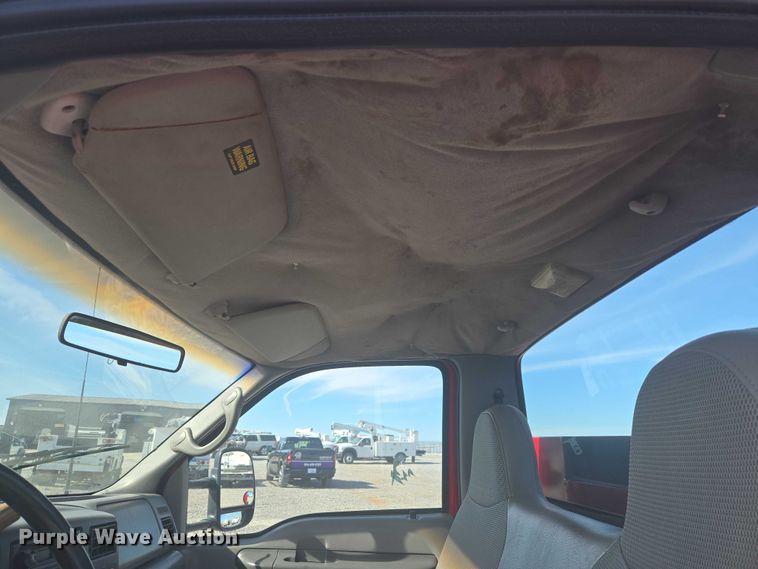 image for item ET5268 1999 Ford F350 Super Duty utility bed pickup truck