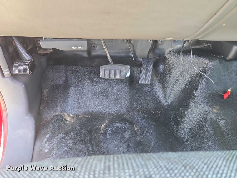 image for item ET5268 1999 Ford F350 Super Duty utility bed pickup truck