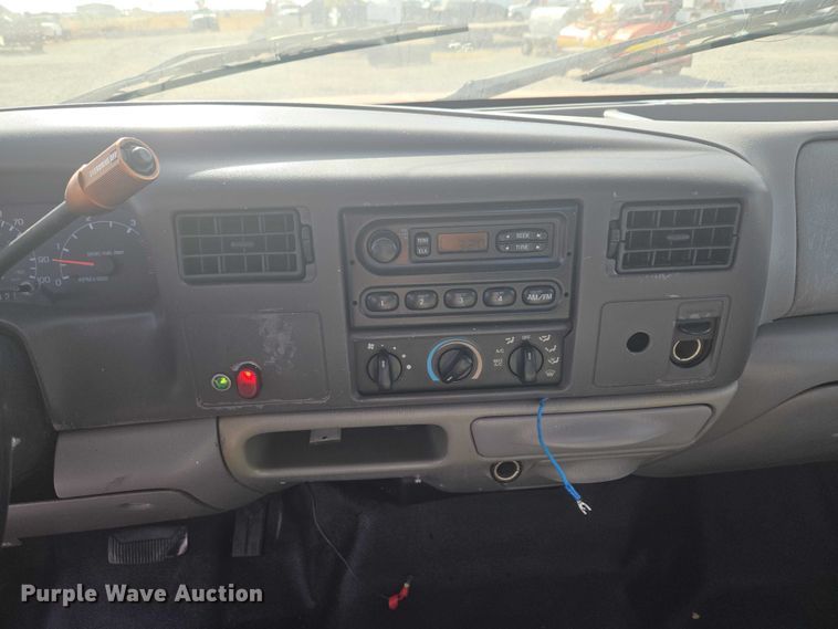 image for item ET5268 1999 Ford F350 Super Duty utility bed pickup truck