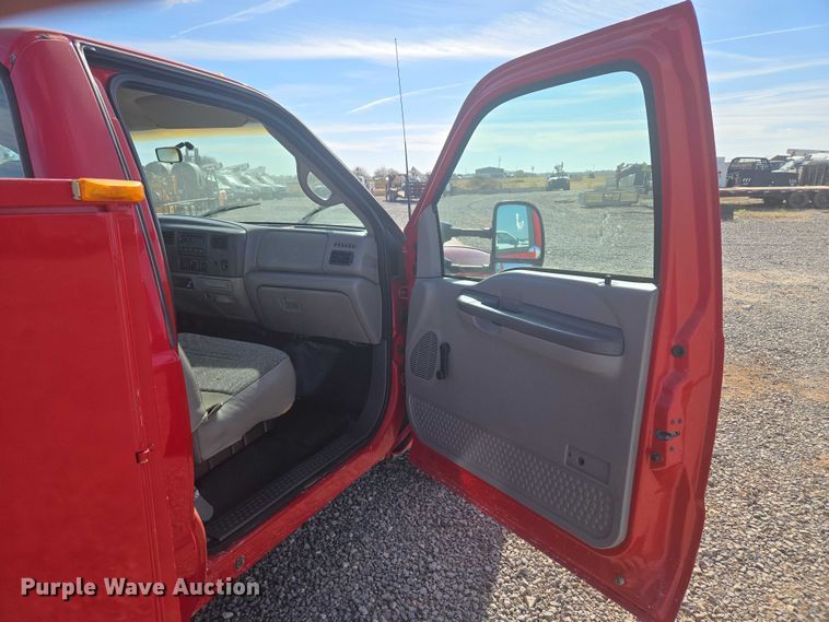 image for item ET5268 1999 Ford F350 Super Duty utility bed pickup truck