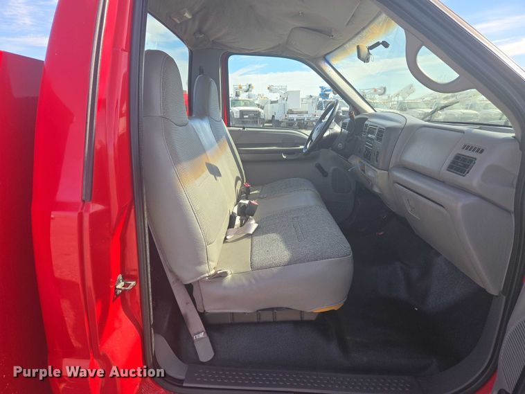 image for item ET5268 1999 Ford F350 Super Duty utility bed pickup truck