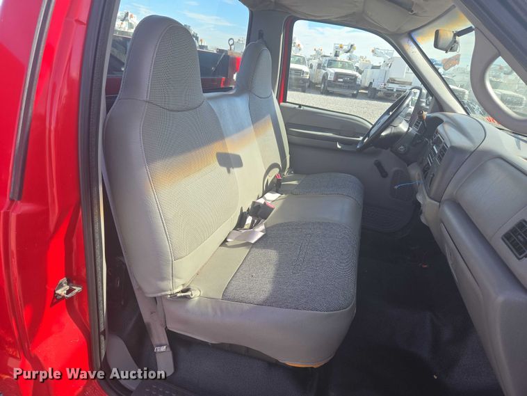 image for item ET5268 1999 Ford F350 Super Duty utility bed pickup truck