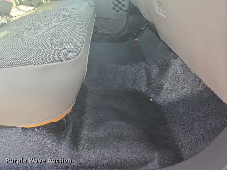 image for item ET5268 1999 Ford F350 Super Duty utility bed pickup truck