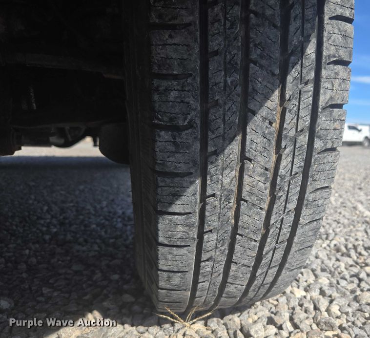 image for item ET5268 1999 Ford F350 Super Duty utility bed pickup truck