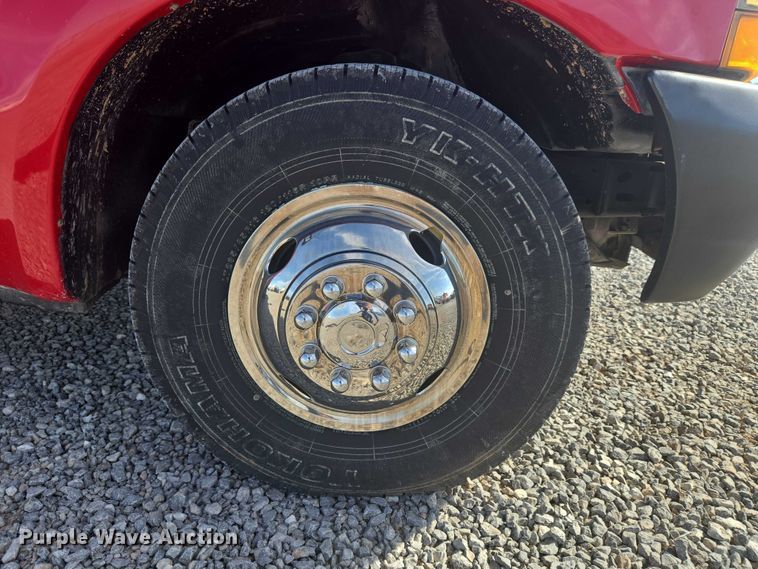 image for item ET5268 1999 Ford F350 Super Duty utility bed pickup truck