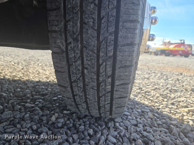 image for item ET5268 1999 Ford F350 Super Duty utility bed pickup truck