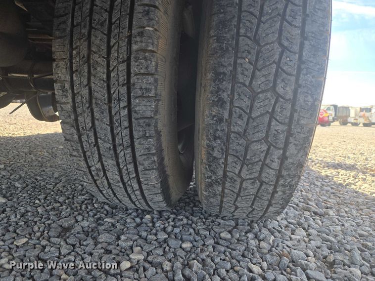 image for item ET5268 1999 Ford F350 Super Duty utility bed pickup truck