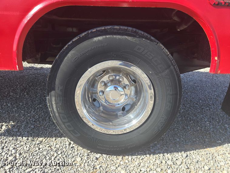 image for item ET5268 1999 Ford F350 Super Duty utility bed pickup truck